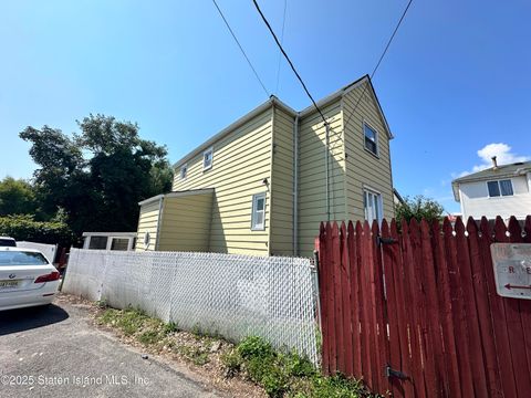 Photo of 32 Linda Avenue, Staten Island, NY 10305 (MLS # 2504787)
