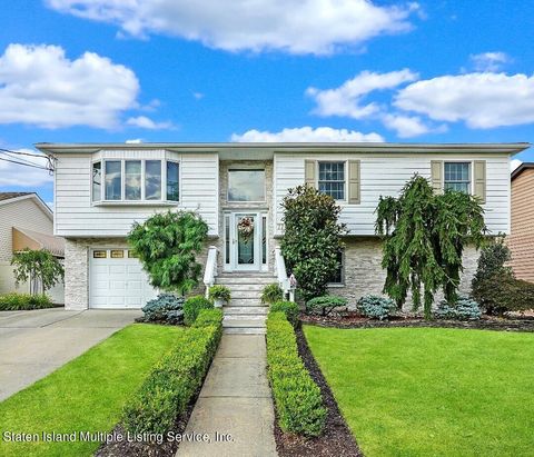 Photo of 77 Kingdom Avenue, Staten Island, NY 10312 (MLS # 1163877)