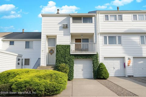 Photo of 38 Beekman Circle, Staten Island, NY 10312 (MLS # 2506051)