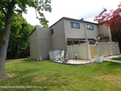 Photo of 71 Surfside Plaza, Staten Island, NY 10307 (MLS # 1162640)