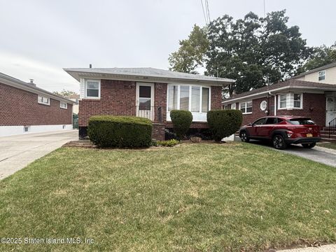 Photo of 215 Hull Avenue, Staten Island, NY 10306 (MLS # 2505690)