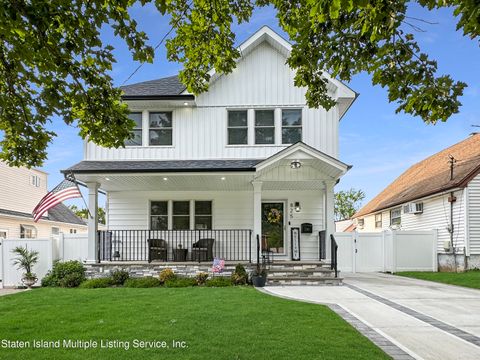 Photo of 825 Lamont Avenue, Staten Island, NY 10309 (MLS # 1162712)