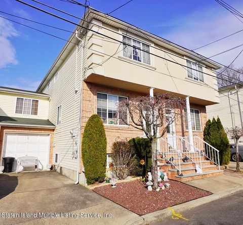 Photo of 53 Chess Loop, Staten Island, NY 10306 (MLS # 1161481)