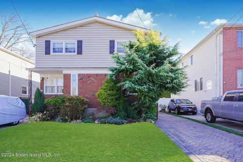 Photo of 47 Raymond Avenue, Staten Island, NY 10314 (MLS # 2406330)