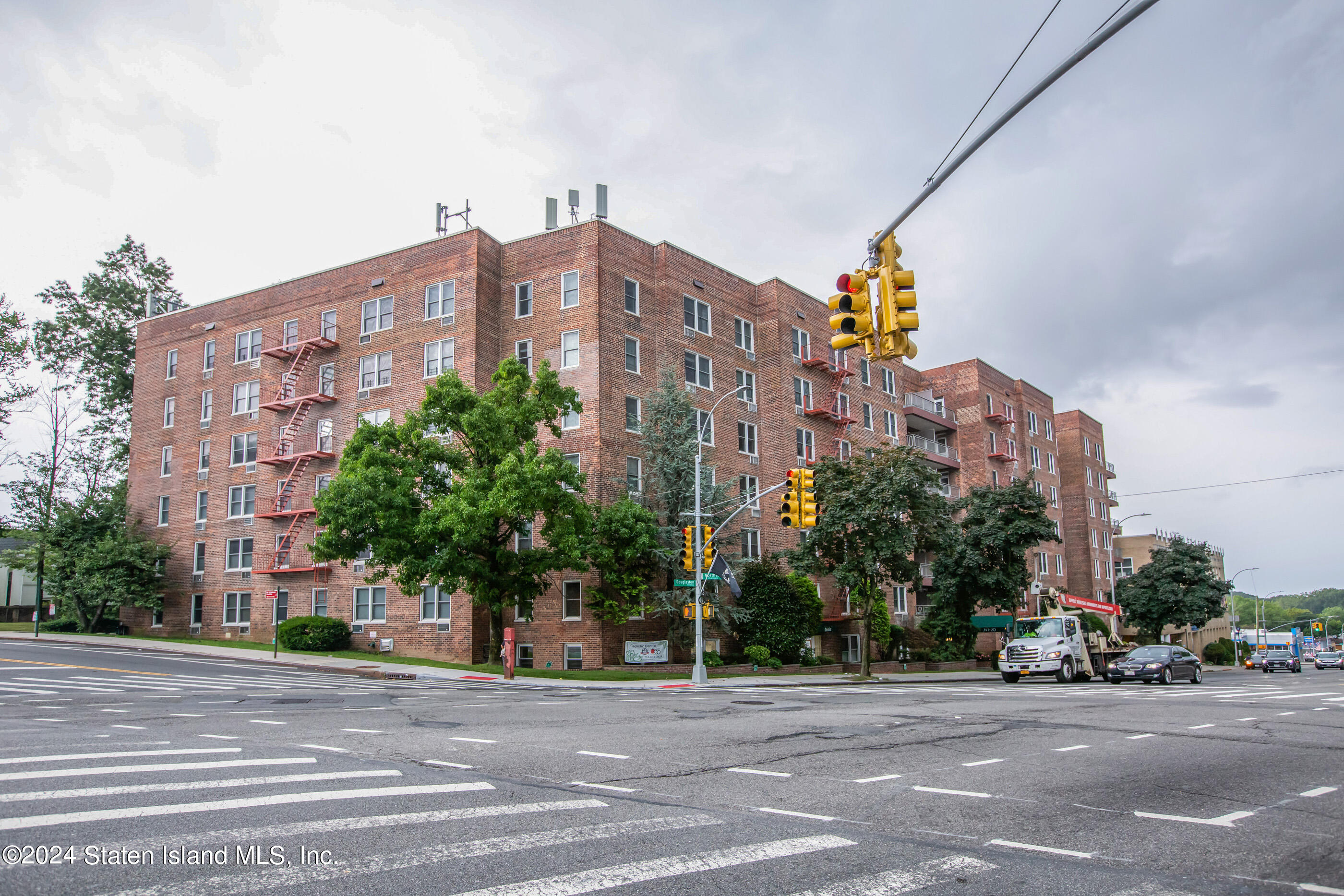 241-20 Northern Boulevard #5E, Queens, New York image 2