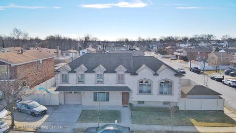 Photo of 496 Vineland Avenue, Staten Island, NY 10312 (MLS # 1152095)