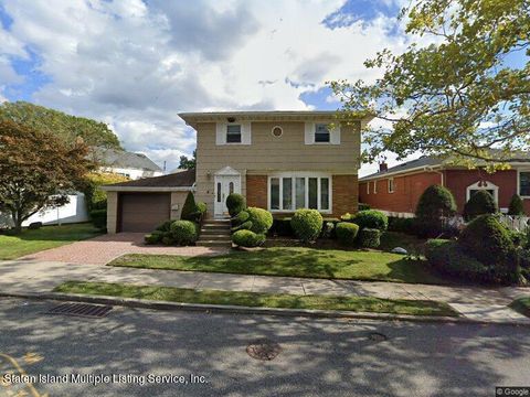 Photo of 18 Lafayette Avenue, Staten Island, NY 10305 (MLS # 1165908)