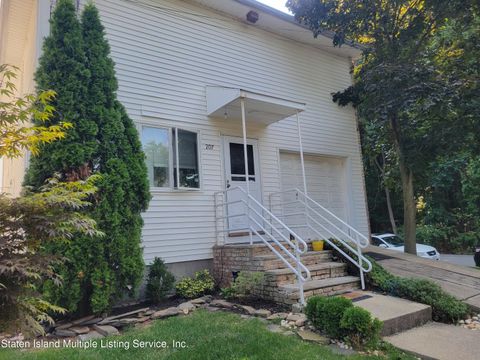 Photo of 207 Eylandt Street, Staten Island, NY 10312 (MLS # 1157640)