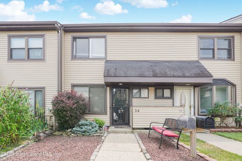 Photo of 24 Locust Court, Staten Island, NY 10309 (MLS # 2404757)