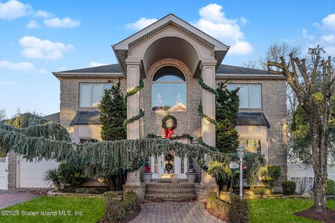 Photo of 16 Carolyn Court, Staten Island, NY 10309 (MLS # 2507101)