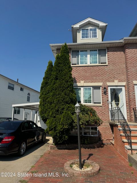 Photo of 28 Shale Street, Staten Island, NY 10314 (MLS # 2405248)
