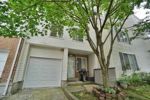 Photo of 192 Jamie Lane, Staten Island, NY 10312 (MLS # 2503572)