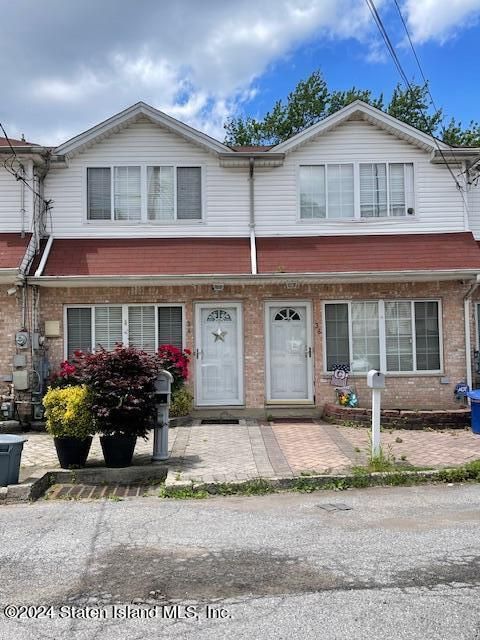 Photo of 34 Impala Court, Staten Island, NY 10305 (MLS # 2403281)