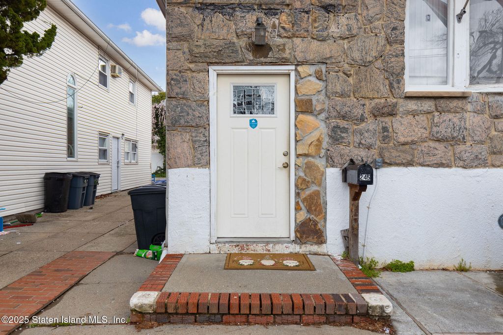 Photo of 245 Martin Avenue, Staten Island, NY 10314 (MLS # 2505533)