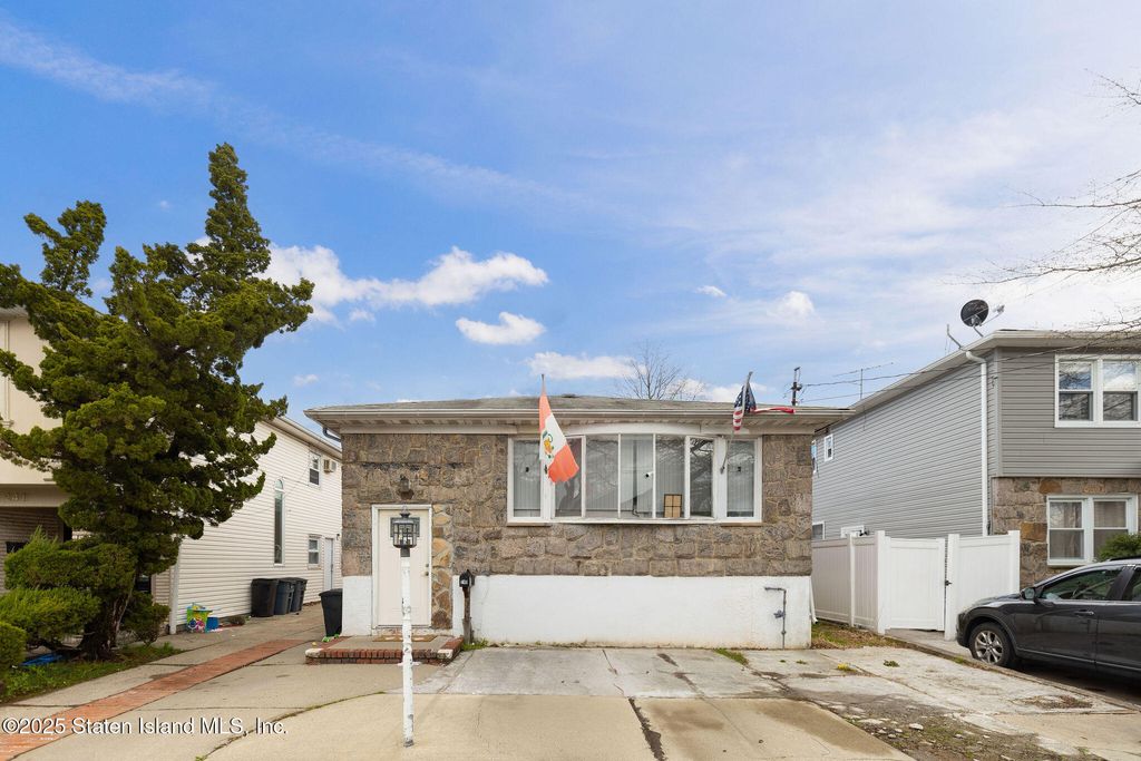 Photo of 245 Martin Avenue, Staten Island, NY 10314 (MLS # 2505533)