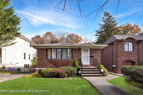 Photo of 447 Vernon Avenue, Staten Island, NY 10309 (MLS # 1165536)