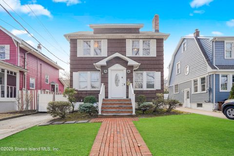 Photo of 174 Keiber Court, Staten Island, NY 10314 (MLS # 2501167)