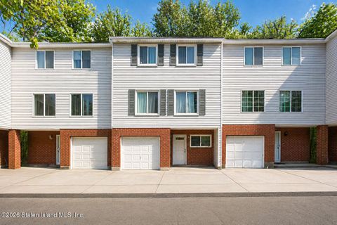 Photo of 214 Ilyssa Way, Staten Island, NY 10312 (MLS # 2602248)