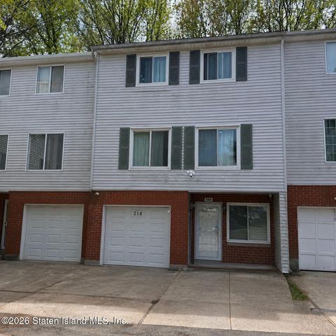 Photo of 214 Ilyssa Way, Staten Island, NY 10312 (MLS # 2602248)