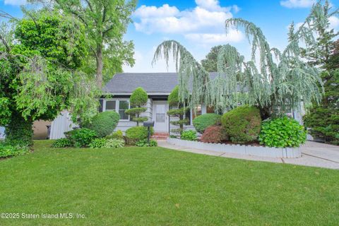 Photo of 134 Kirshon Avenue, Staten Island, NY 10314 (MLS # 2502947)