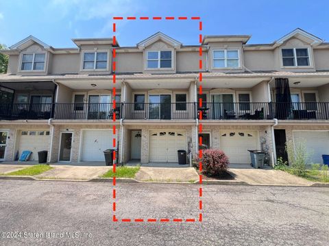 Photo of 55 Crestwater Court, Staten Island, NY 10305 (MLS # 2404411)