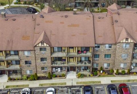 Photo of 20 Donna Court #1, Staten Island, NY 10314 (MLS # 2404821)