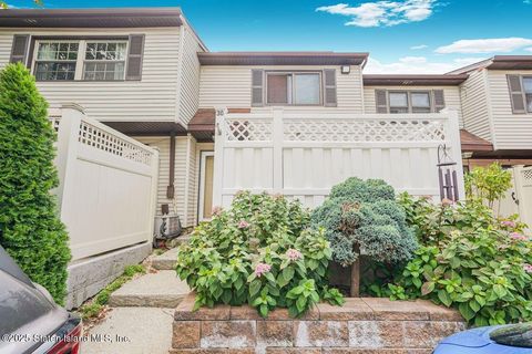 Photo of 30 Alcott Street, Staten Island, NY 10312 (MLS # 2504696)