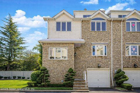 Photo of 21 Coral Court, Staten Island, NY 10308 (MLS # 2600441)