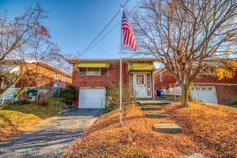 Photo of 933 Jewett Avenue, Staten Island, NY 10314 (MLS # 1165740)