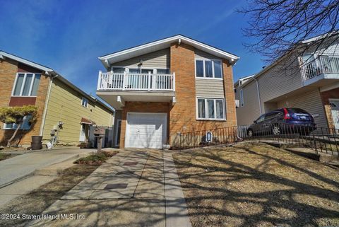 Photo of 175 Queen Street, Staten Island, NY 10314 (MLS # 2404849)