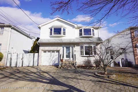 Photo of 119 Sharrotts Road, Staten Island, NY 10309 (MLS # 1160373)