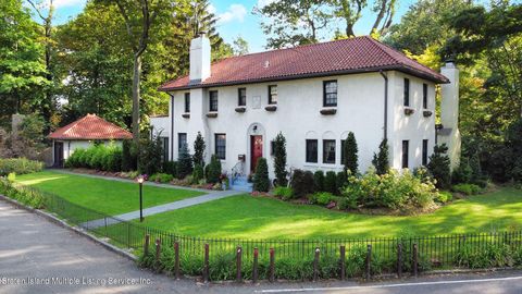 Photo of 2 Silver Beech Road, Staten Island, NY 10304 (MLS # 1164622)