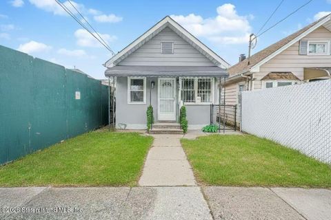Photo of 594 Lincoln Avenue, Staten Island, NY 10306 (MLS # 2601036)