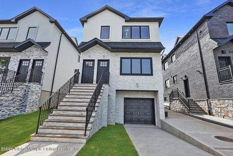 Photo of 202 Bryant Avenue, Staten Island, NY 10306 (MLS # 2401102)