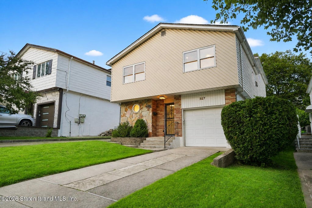 Photo of 327 Mountainview Avenue, Staten Island, NY 10314 (MLS # 2605001)