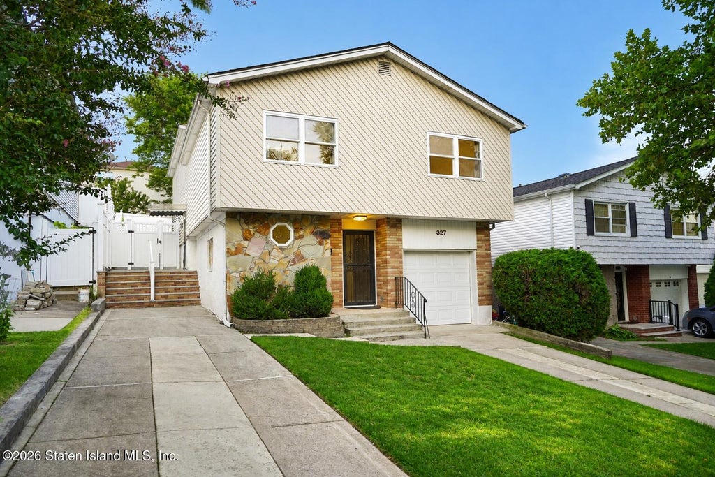 Photo of 327 Mountainview Avenue, Staten Island, NY 10314 (MLS # 2605001)