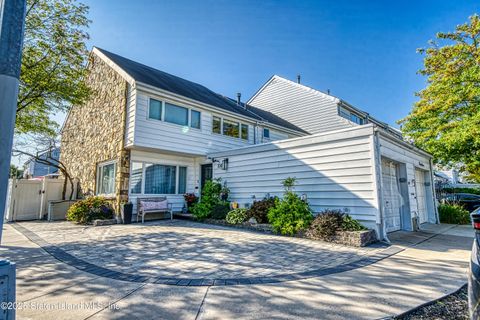 Photo of 320 Hampton Green, Staten Island, NY 10312 (MLS # 2505624)