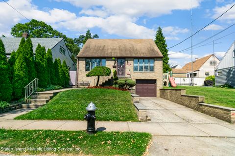 Photo of 216 Elvin Street, Staten Island, NY 10314 (MLS # 1162369)