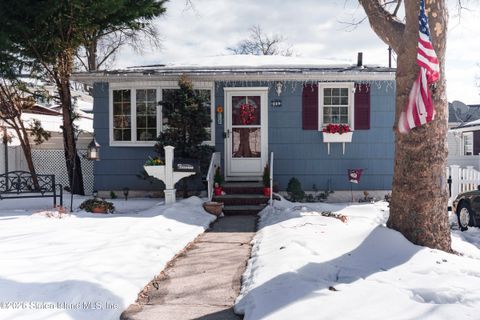 Photo of 110 Sycamore Street, Staten Island, NY 10308 (MLS # 2600714)