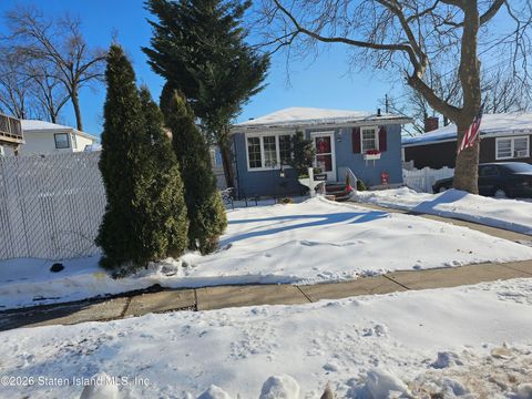 Photo of 110 Sycamore Street, Staten Island, NY 10308 (MLS # 2600714)