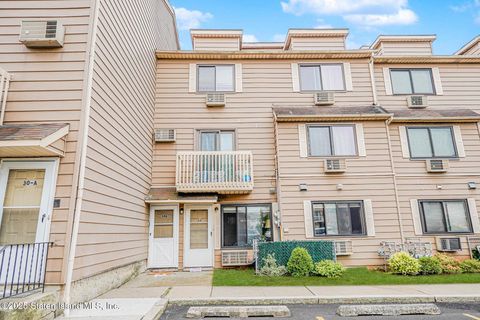 Photo of 34 Daffodil Lane, Staten Island, NY 10314 (MLS # 2503449)