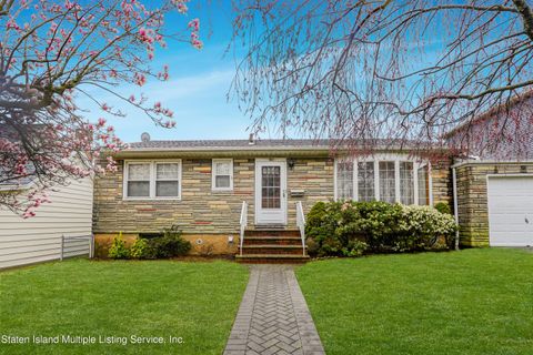 Photo of 40 Champlain Avenue, Staten Island, NY 10306 (MLS # 2401779)