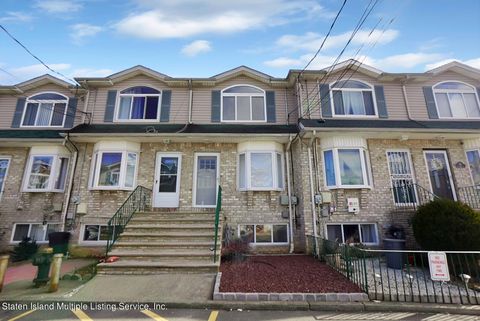 Photo of 24 Lyceum Court, Staten Island, NY 10310 (MLS # 1160652)
