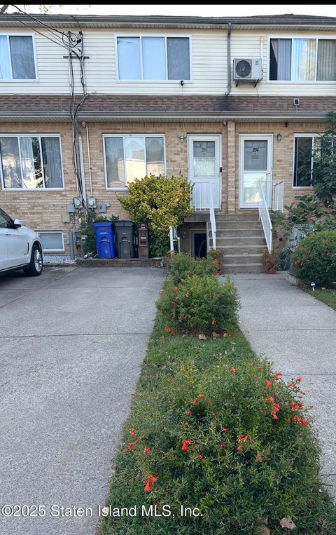 Photo of 256 Maple Parkway, Staten Island, NY 10303 (MLS # 2507087)