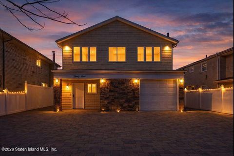 Photo of 39 Commerce Street, Staten Island, NY 10314 (MLS # 2600033)