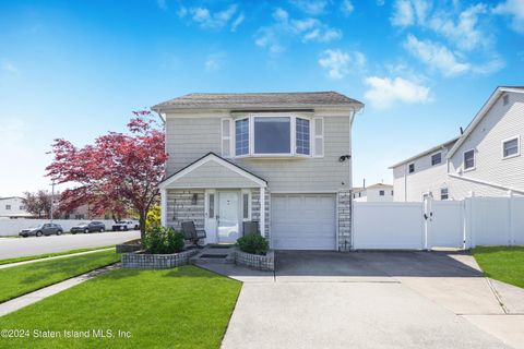 Photo of 72 Berry Avenue, Staten Island, NY 10312 (MLS # 1165987)