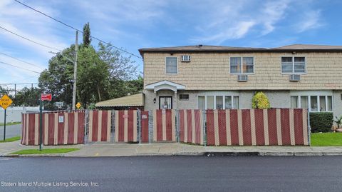Photo of 40 Isernia Avenue, Staten Island, NY 10306 (MLS # 1164250)