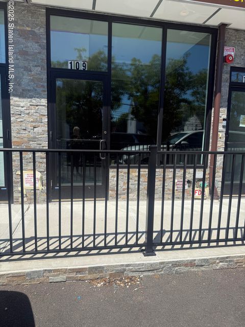 Photo of 109 Fingerboard Road, Staten Island, NY 10305 (MLS # 2504956)