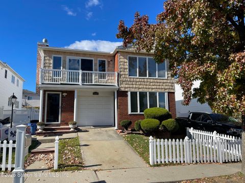 Photo of 524 Eltingville Boulevard, Staten Island, NY 10312 (MLS # 2506359)