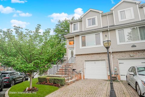 Photo of 182 Pembrook Loop, Staten Island, NY 10309 (MLS # 2503913)
